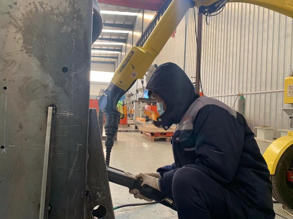如何選擇焊接機(jī)器人廠家？