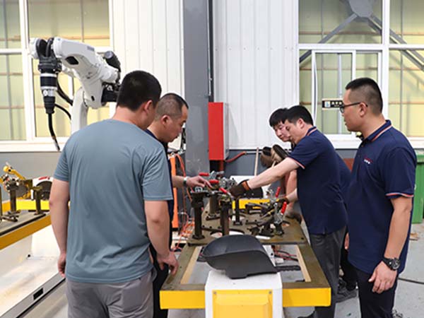 工業(yè)焊接機(jī)器人的工作原理 工業(yè)焊接機(jī)器人的工作原理